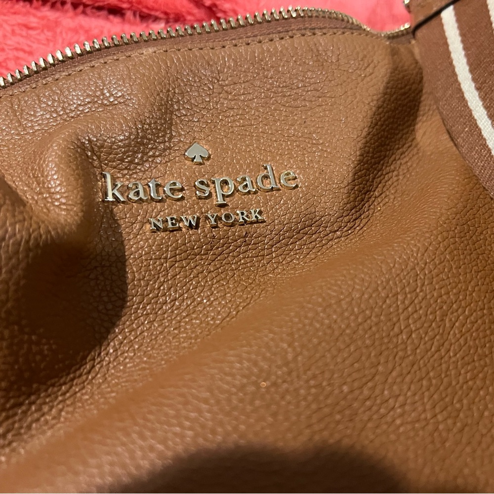 Kate Spade leather purse. Lightly used with no signs of wear.